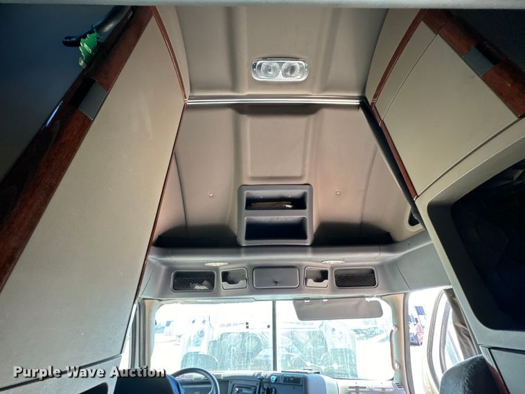 image for item NH9025 2015 Freightliner  Cascadia 125 CA125SLP semi truck