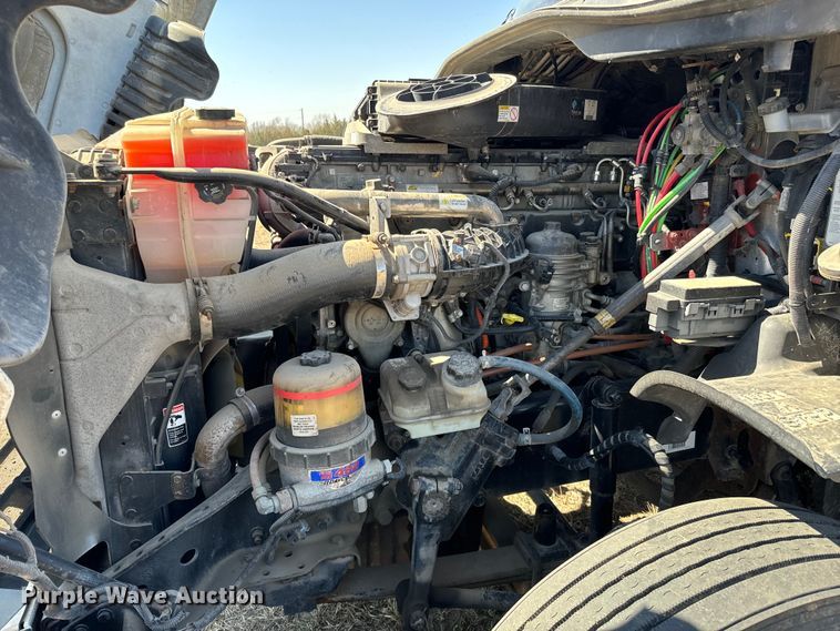 image for item NH9025 2015 Freightliner  Cascadia 125 CA125SLP semi truck