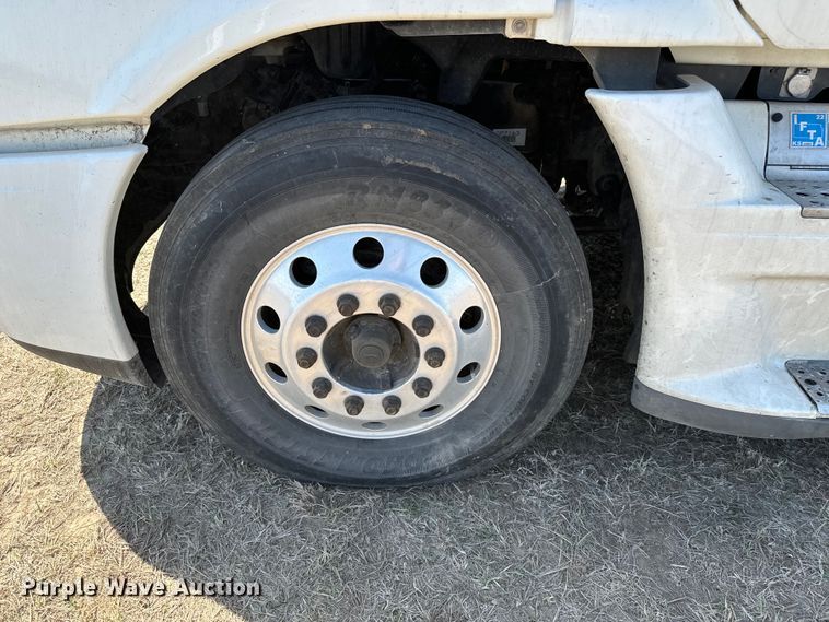 image for item NH9025 2015 Freightliner  Cascadia 125 CA125SLP semi truck