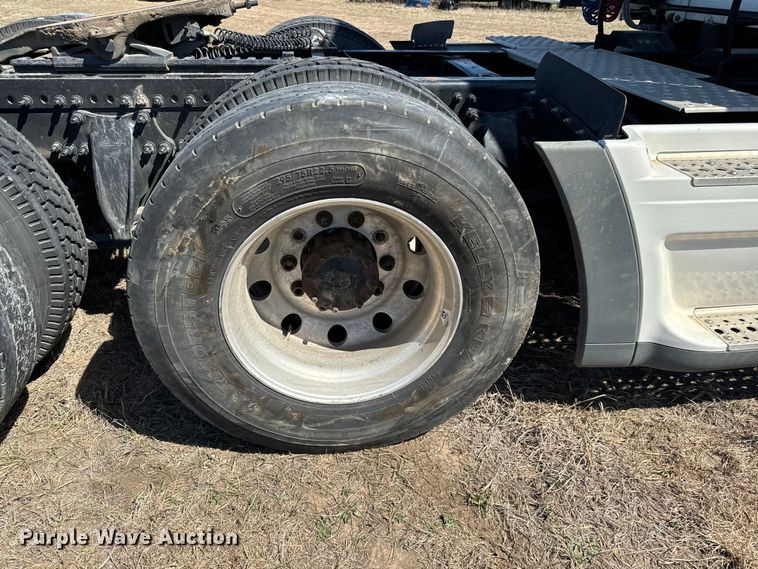 image for item NH9025 2015 Freightliner  Cascadia 125 CA125SLP semi truck