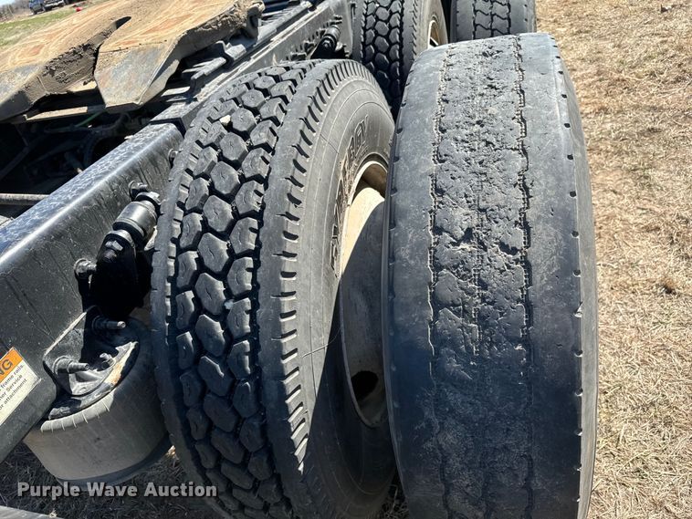 image for item NH9025 2015 Freightliner  Cascadia 125 CA125SLP semi truck