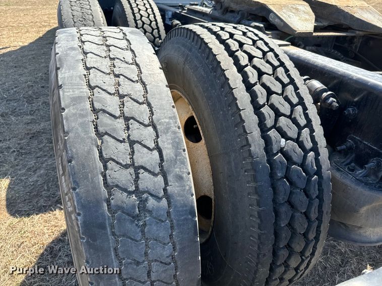 image for item NH9025 2015 Freightliner  Cascadia 125 CA125SLP semi truck