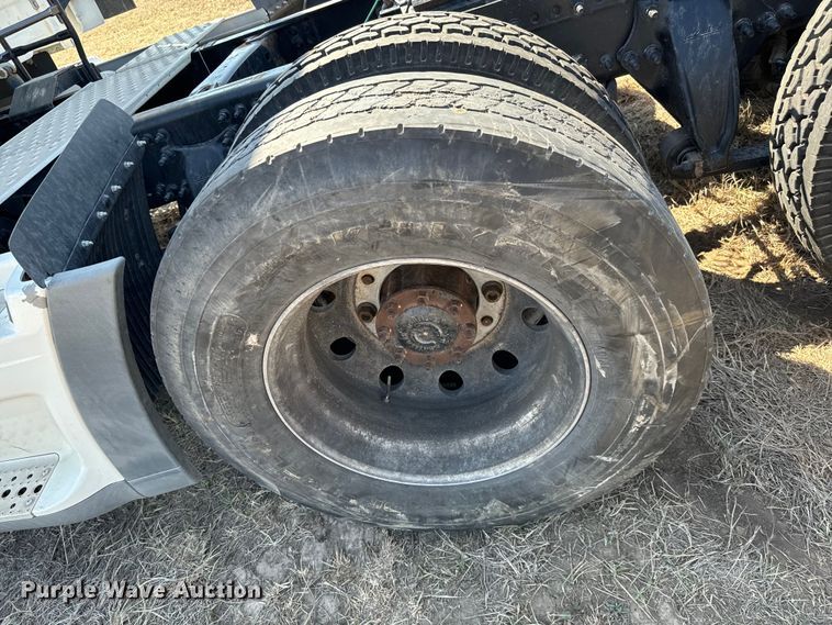 image for item NH9025 2015 Freightliner  Cascadia 125 CA125SLP semi truck