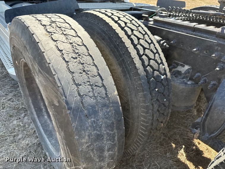 image for item NH9025 2015 Freightliner  Cascadia 125 CA125SLP semi truck