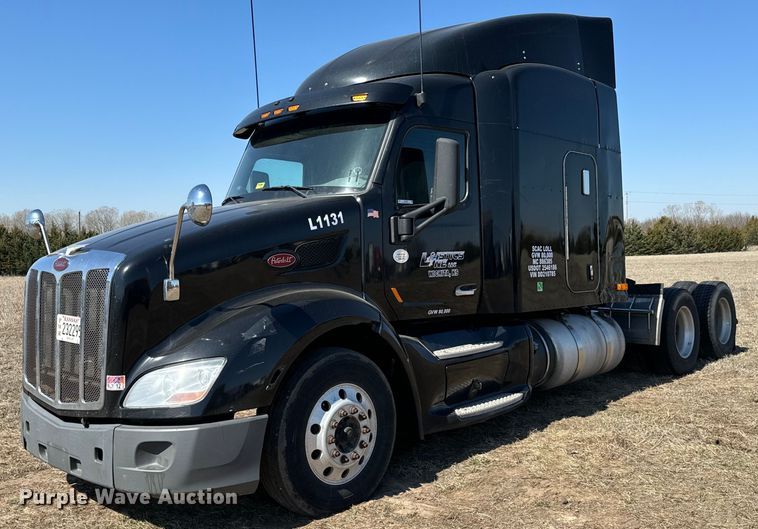 image for item NH9026 2013 Peterbilt  579 semi truck
