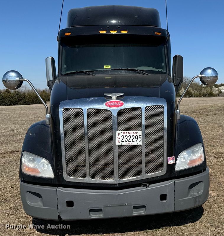 image for item NH9026 2013 Peterbilt  579 semi truck