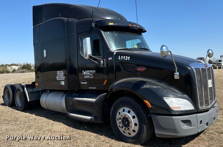 image for item NH9026 2013 Peterbilt  579 semi truck