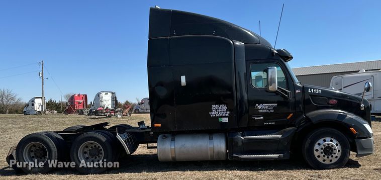 image for item NH9026 2013 Peterbilt  579 semi truck