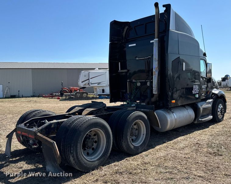 image for item NH9026 2013 Peterbilt  579 semi truck