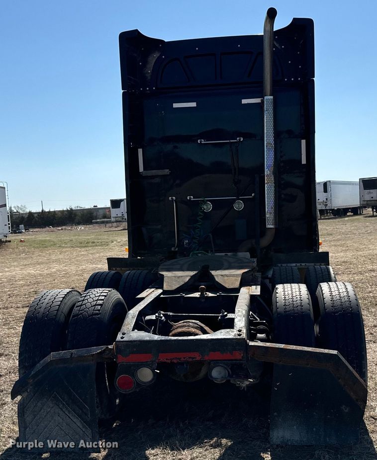 image for item NH9026 2013 Peterbilt  579 semi truck