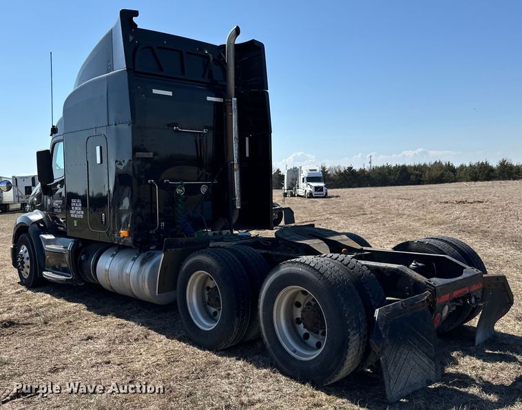image for item NH9026 2013 Peterbilt  579 semi truck