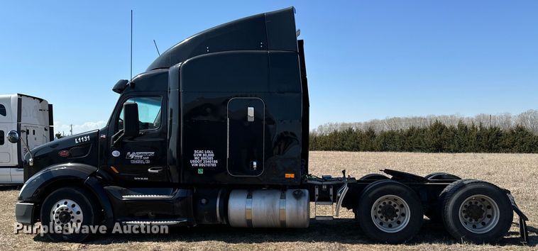 image for item NH9026 2013 Peterbilt  579 semi truck