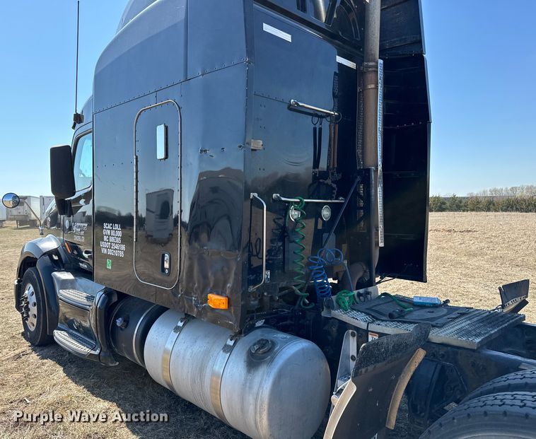 image for item NH9026 2013 Peterbilt  579 semi truck