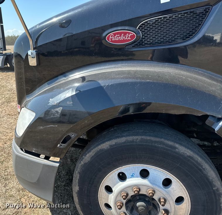 image for item NH9026 2013 Peterbilt  579 semi truck