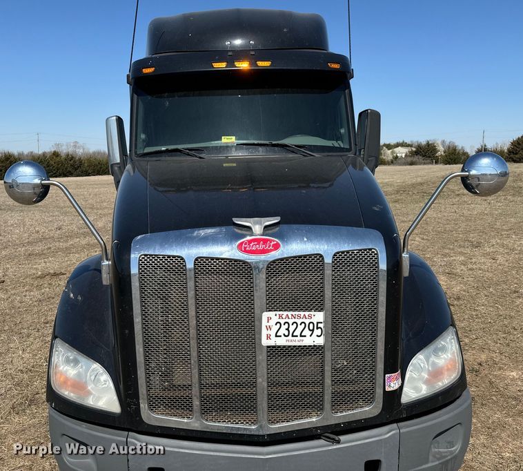 image for item NH9026 2013 Peterbilt  579 semi truck
