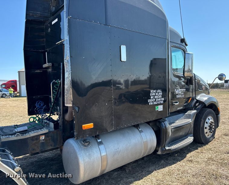 image for item NH9026 2013 Peterbilt  579 semi truck