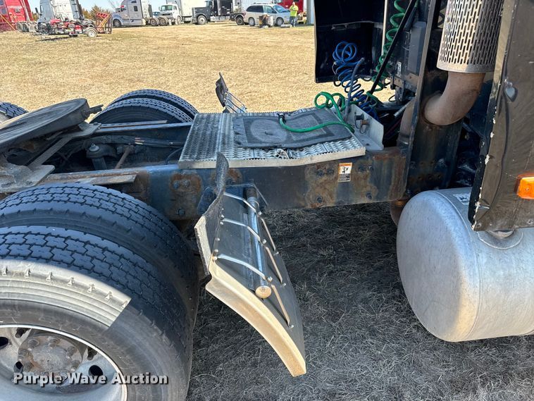 image for item NH9026 2013 Peterbilt  579 semi truck