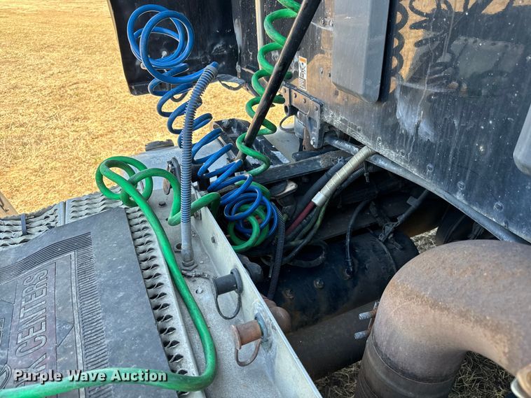 image for item NH9026 2013 Peterbilt  579 semi truck