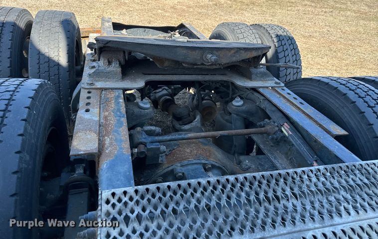 image for item NH9026 2013 Peterbilt  579 semi truck