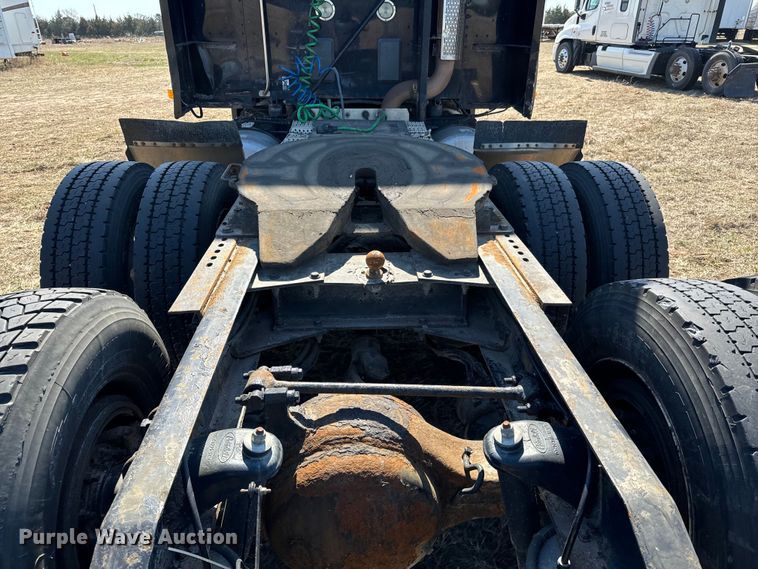 image for item NH9026 2013 Peterbilt  579 semi truck