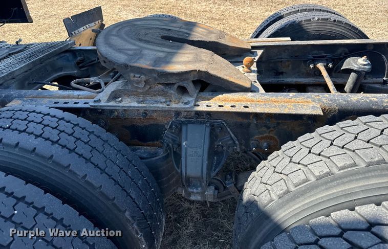 image for item NH9026 2013 Peterbilt  579 semi truck