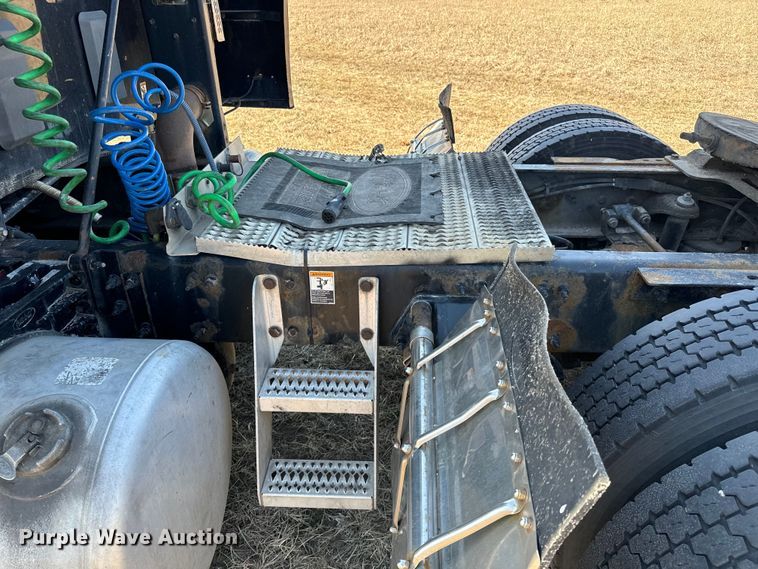 image for item NH9026 2013 Peterbilt  579 semi truck