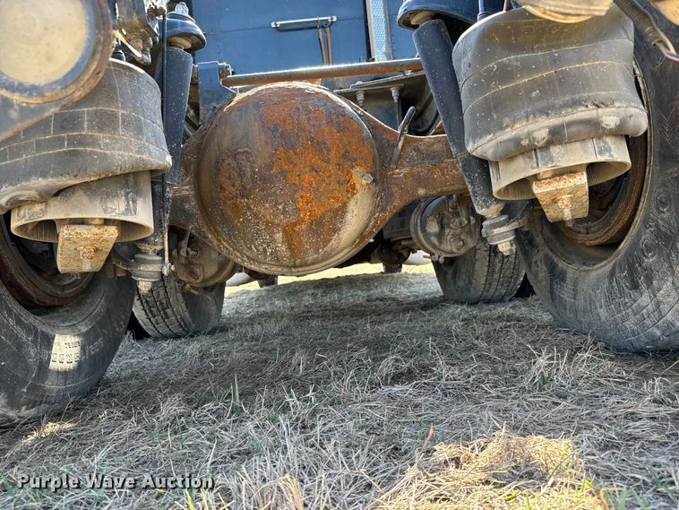 image for item NH9026 2013 Peterbilt  579 semi truck