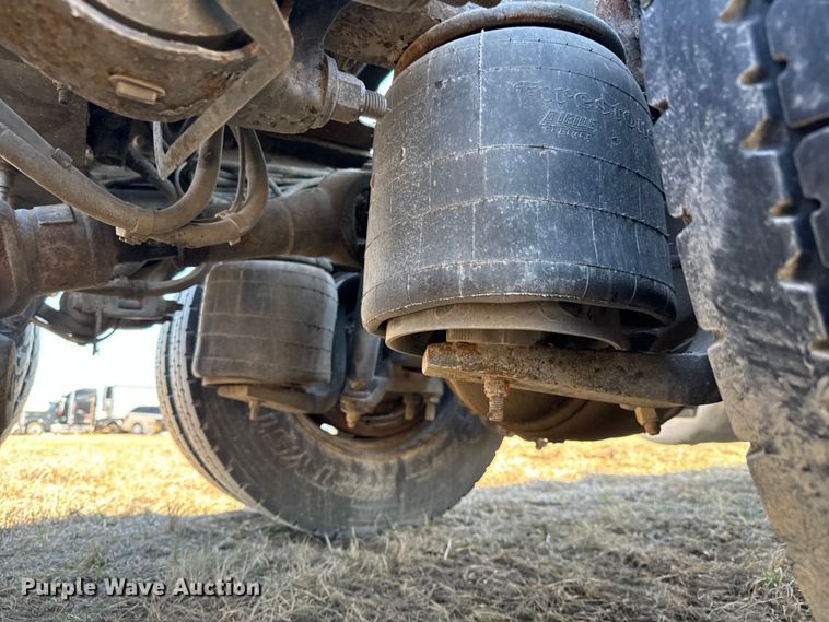 image for item NH9026 2013 Peterbilt  579 semi truck