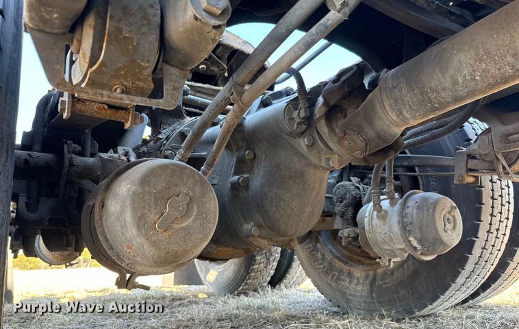 image for item NH9026 2013 Peterbilt  579 semi truck