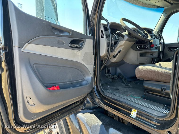 image for item NH9026 2013 Peterbilt  579 semi truck