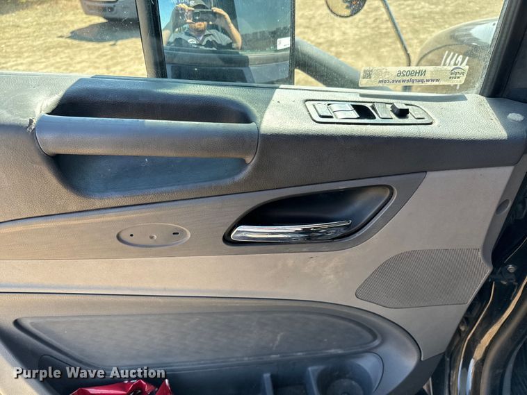 image for item NH9026 2013 Peterbilt  579 semi truck