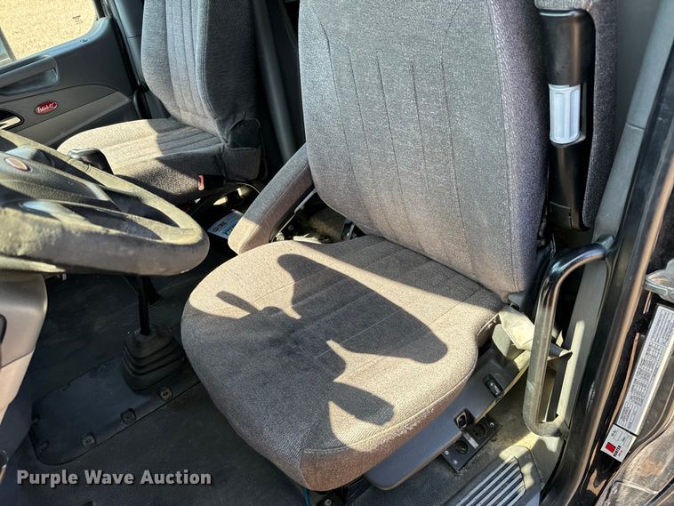 image for item NH9026 2013 Peterbilt  579 semi truck