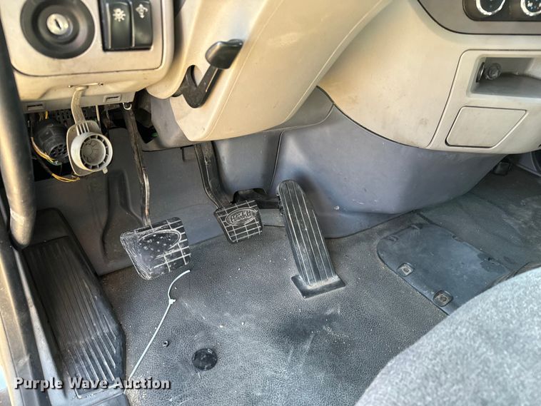 image for item NH9026 2013 Peterbilt  579 semi truck