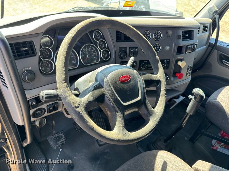 image for item NH9026 2013 Peterbilt  579 semi truck