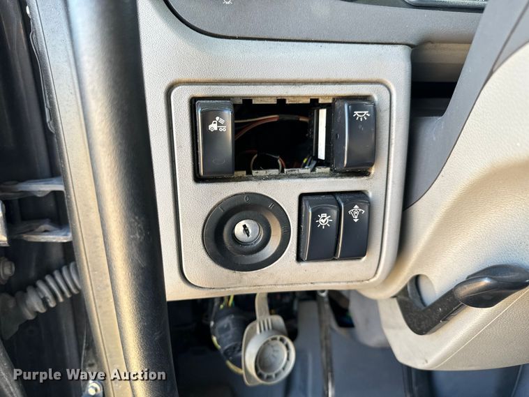 image for item NH9026 2013 Peterbilt  579 semi truck