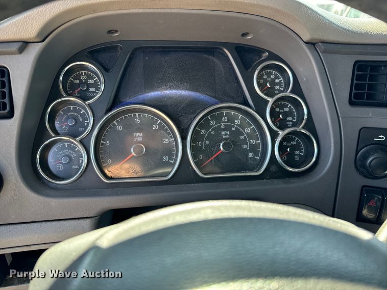 image for item NH9026 2013 Peterbilt  579 semi truck