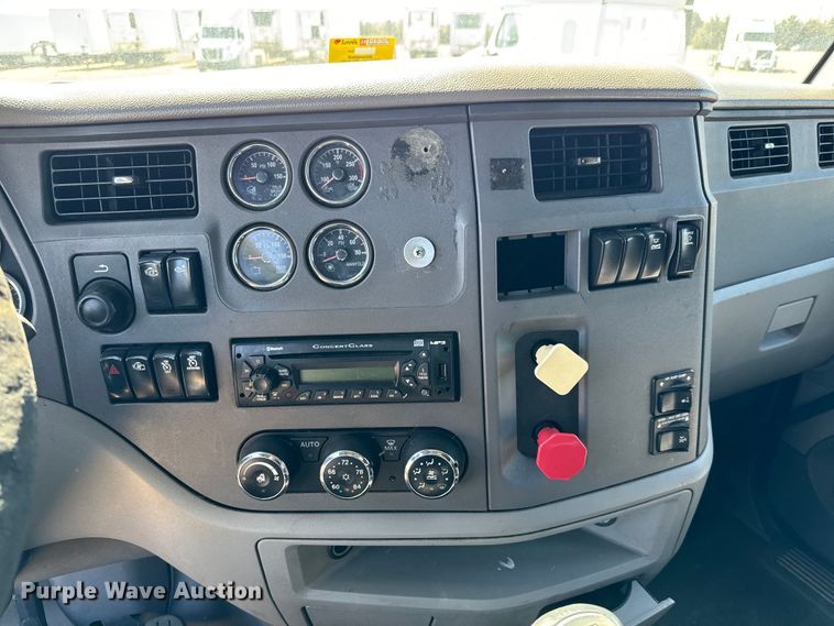 image for item NH9026 2013 Peterbilt  579 semi truck