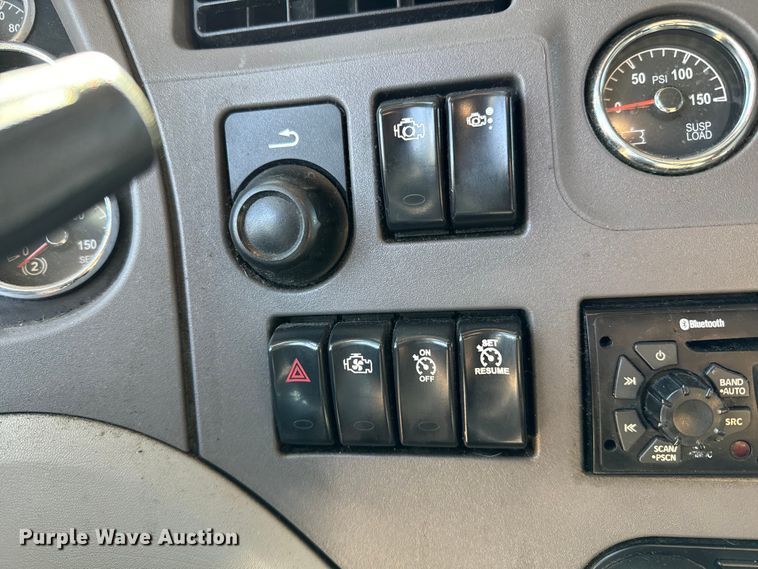 image for item NH9026 2013 Peterbilt  579 semi truck