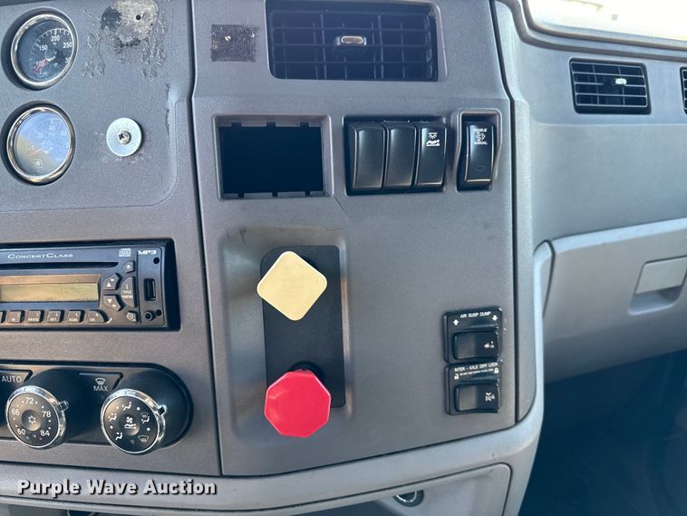 image for item NH9026 2013 Peterbilt  579 semi truck