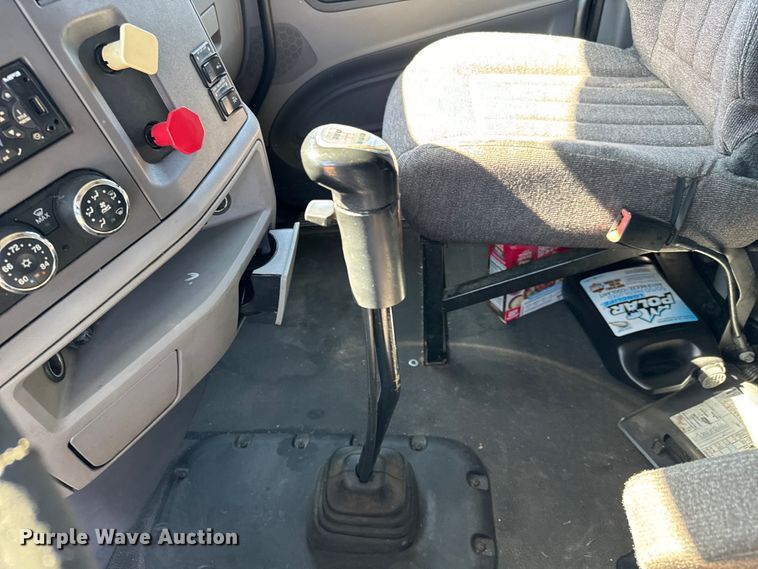 image for item NH9026 2013 Peterbilt  579 semi truck