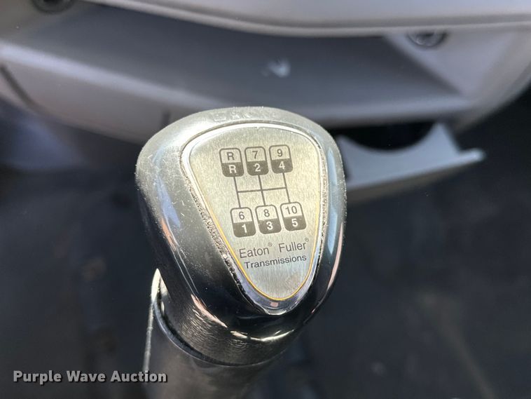 image for item NH9026 2013 Peterbilt  579 semi truck