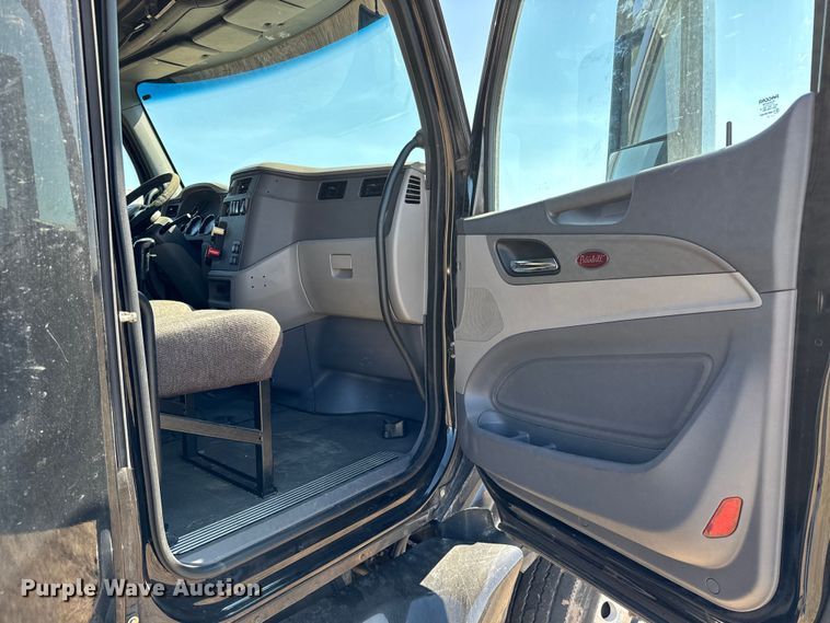 image for item NH9026 2013 Peterbilt  579 semi truck