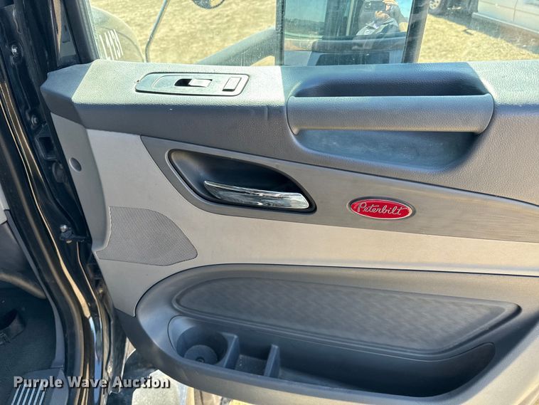 image for item NH9026 2013 Peterbilt  579 semi truck