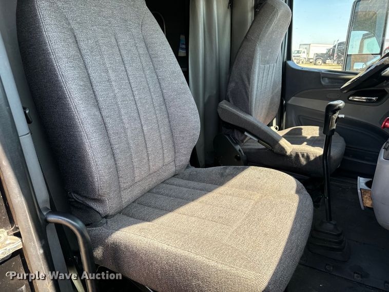 image for item NH9026 2013 Peterbilt  579 semi truck