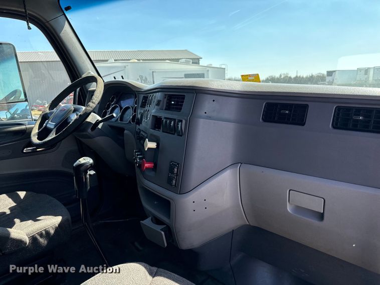 image for item NH9026 2013 Peterbilt  579 semi truck