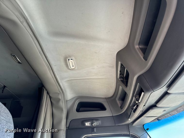 image for item NH9026 2013 Peterbilt  579 semi truck