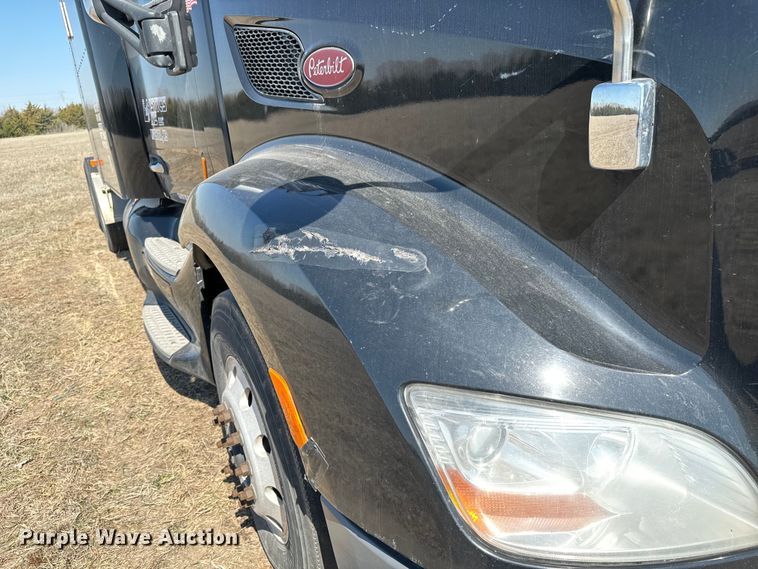 image for item NH9026 2013 Peterbilt  579 semi truck