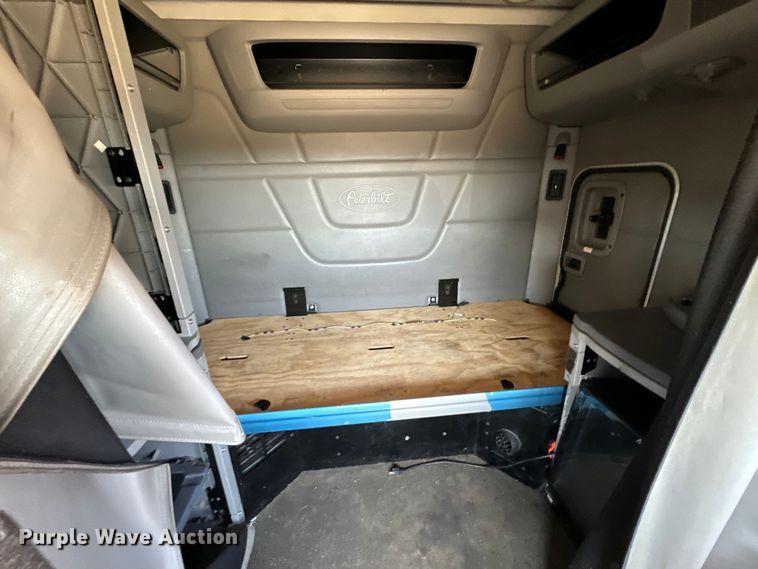 image for item NH9026 2013 Peterbilt  579 semi truck