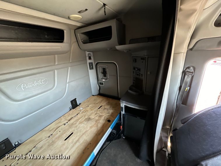 image for item NH9026 2013 Peterbilt  579 semi truck