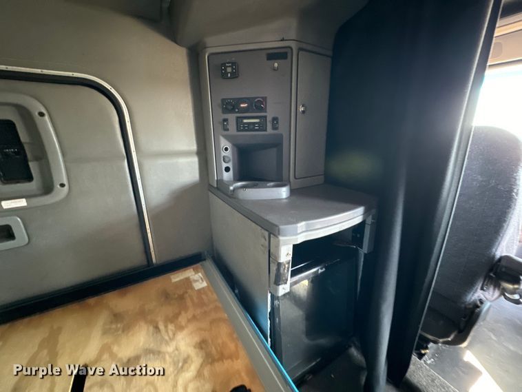 image for item NH9026 2013 Peterbilt  579 semi truck